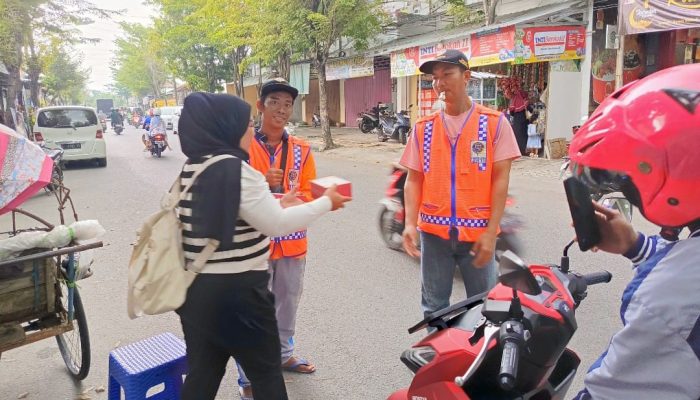Indahnya Berbagi di Bumi Gerbang Salam, JMP Santuni Tukang Becak, Parkir dan Ojol