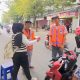 Indahnya Berbagi di Bumi Gerbang Salam, JMP Santuni Tukang Becak, Parkir dan Ojol